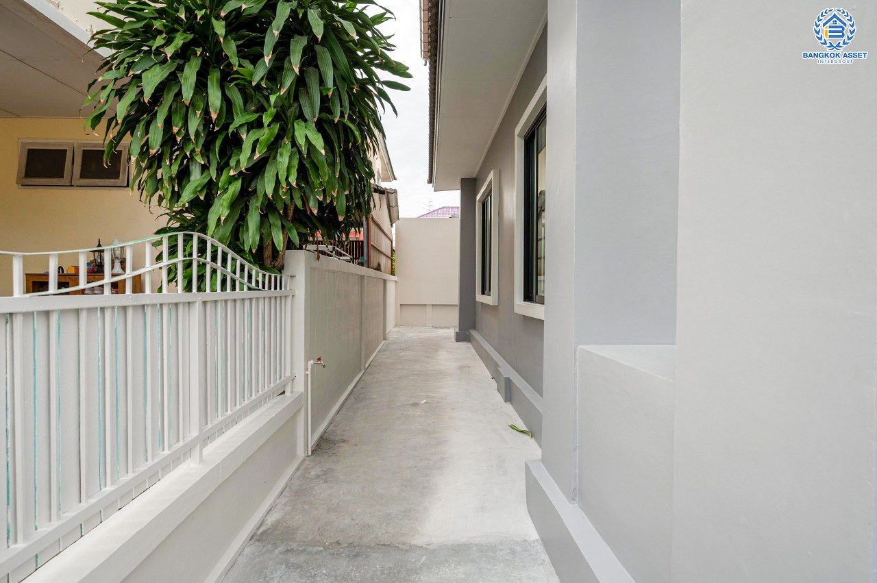 บ้านมือสองตกแต่งใหม่ โครงการ วรารมย์ เพชรเกษม81 แบรนด์ Q.House รองรับทุกความสุขใกล้ส่วนกลาง เนื้อที่ 64.1 ตร.ว. ฟังก์ชัน 4 ห้องนอน 3 ห้องน้ำ 1 ห้องอเนกประสงค์ จอดรถได้ 2 คัน บนทำเลใกล้ The Mall บางแค และเชื่อมต่อ ถนนกาญจนาฯ ถนนบางบอน และถนนพุทธมณฑลสาย4